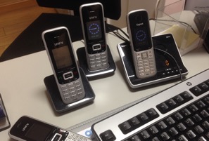 Vier Mobiltelefone neben einer Computertastatur Vier Mobiltelefone neben einer Computertastatur