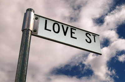 Straßenschild mit Aufschrift Love Street