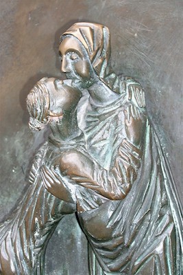 Bronzerelief Elisabeth bei Maria