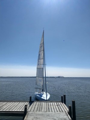 Segelboot an einem Steg