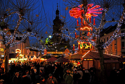 Abendlicher Weihnachtsmarkt mit Weihnachtspyramide