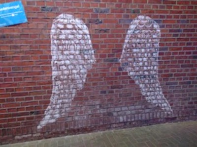 Engelsflügel auf einer Wand aufgemalt Engelsflügel auf einer Wand aufgemalt