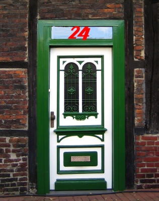 Grüne Haustür mit roter Nummer 24