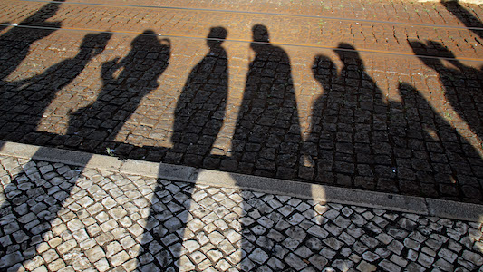 Menschenschlange als Schatten