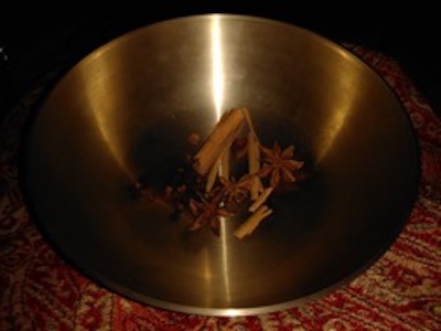 Schale mit adventlichen Gewürzen Schale mit adventlichen Gewürzen