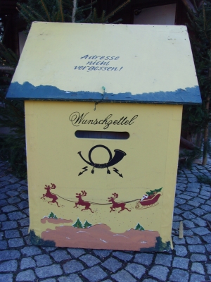 Briefkasten mit Wunschzettel als Namen