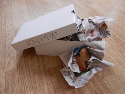 Karton mit eingepackten Krippenfiguren