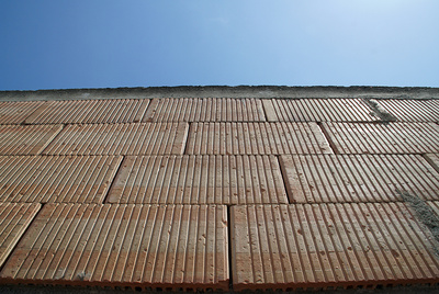 Unverputze Ziegelmauer in Nahaufnahme