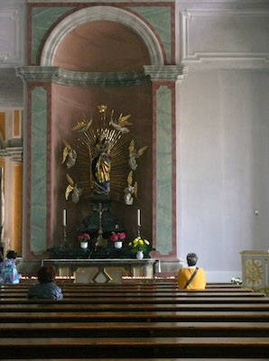 Betende Frauen in einer Kirche Betende Frauen in einer Kirche