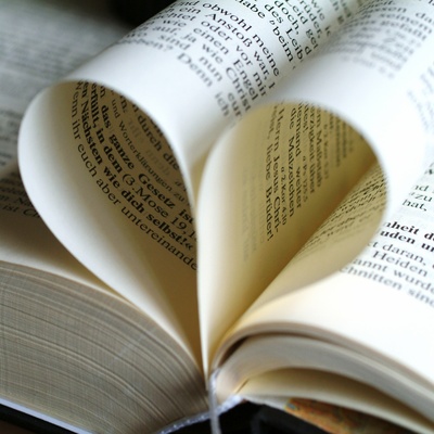 Buchseiten bilden ein Herz