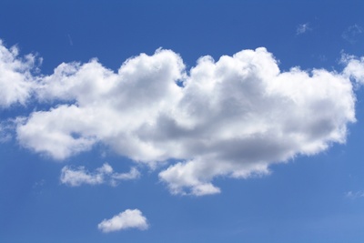 Wolken an strahlend blauem Himmel