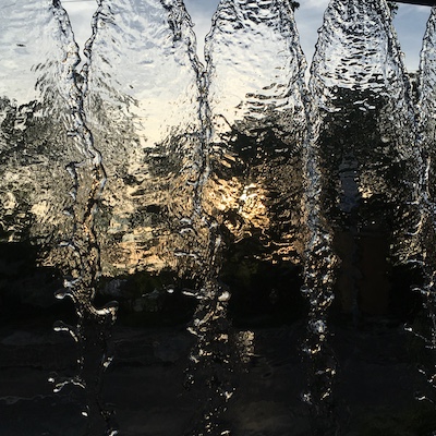 Sonnenuntergang hinter Wasserspiel