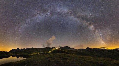Sternenhimmel über Berglandschaft