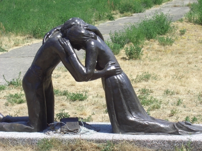 Skulptur versöhnendes Paar