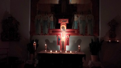 Altar mit Kerzen beim Taizé-Gebet