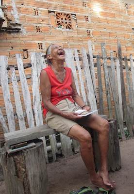 Lachende Frau auf einer Holzbank