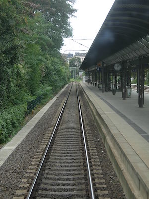 Leeres Gleis am Bahnhof