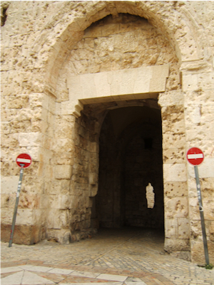 Eingangstür einer Kirche, links und rechts Durchfahrtverboten-Schilder