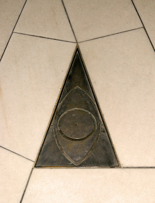 Gottesauge im auf dem Fliesenboden