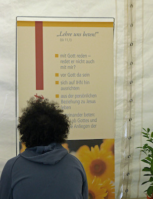 Betender vor Wand mit Betendefinitionen Betender vor Wand mit Betendefinitionen