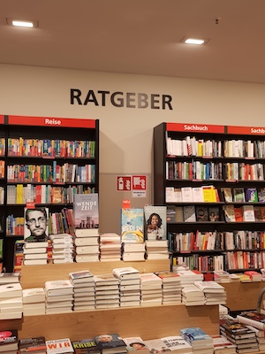 Regale mit Ratgerberbüchern in einem Buchladen
