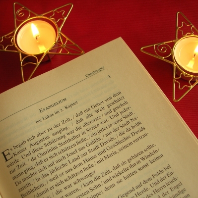 Aufgeschlagene Bibel mit der Weihnachtsgeschichte