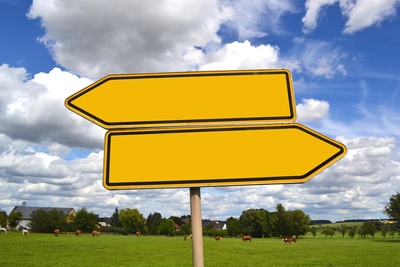 Zwei leere Schilder in unterschiedliche Richtungen weisend