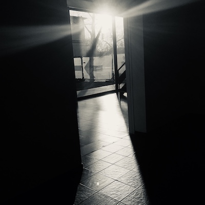 Licht bricht sich durch eine Glastür, schwarz-weiss Licht bricht sich durch eine Glastür, schwarz-weiss