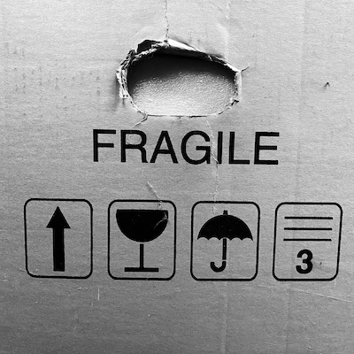 Karton mit dem Aufdruck FRAGILE-ZERBRECHLICH Karton mit dem Aufdruck FRAGILE-ZERBRECHLICH