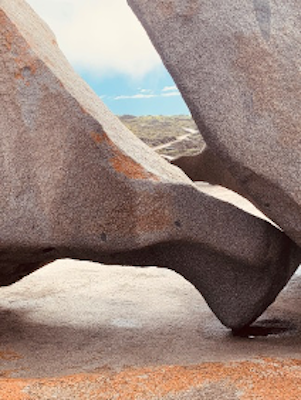 Landschaft durch Felsspalt