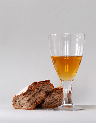Weinglas und ein Stück Brot