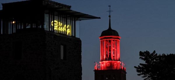 Rot angestrahlter Kirchturm