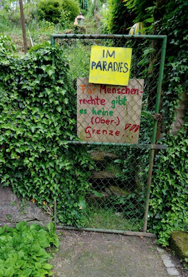 Gartentor mit Schild Im Paradies