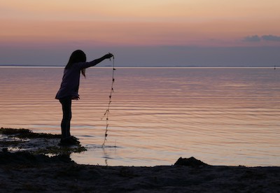 Mädchen am See bei Sonnenuntergang Mädchen am See bei Sonnenuntergang
