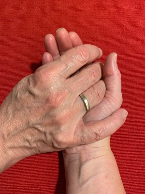 zwei ineinandergreifende Hände zwei ineinandergreifende Hände