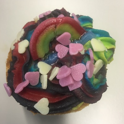 Cupcake mit Herzen und Regenbogen