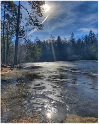 Sonnen-Reflektionen im Wasser