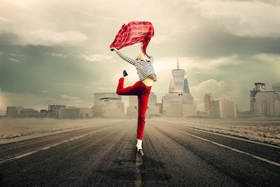 Tanzende Frau auf der Straße