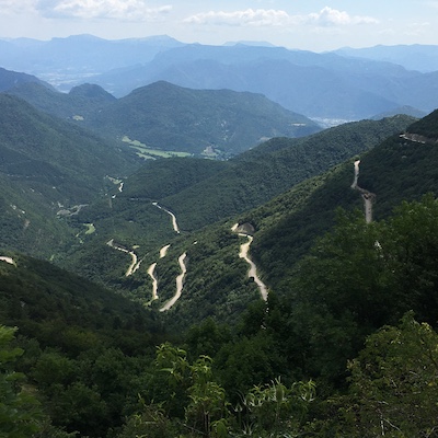 Panorama mit Serpetinen in den französischen Alpen