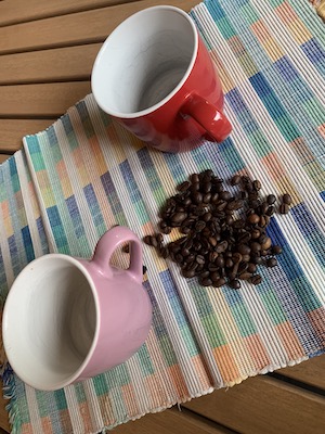 2 Tassen und Kaffeebohnen