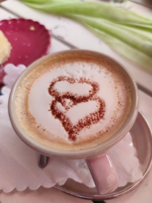 Capuccino mit 2 Herzen als Kakaomuster Capuccino mit 2 Herzen als Kakaomuster