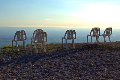 Stühle an einem Aussichtspunkt