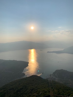 Sonnenreflexionen im Fluss