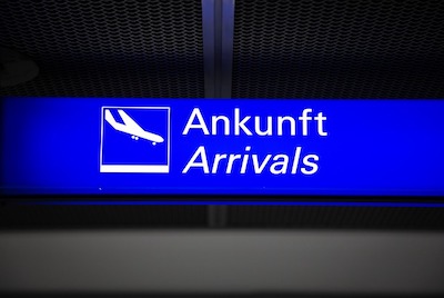 Ankunft-Schild eines Flughafens