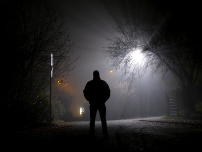 Person in der Dunkelheit