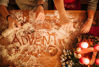 Backtisch mit Mehl-Schriftzug Advent