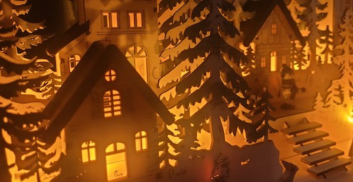 Hinterleuchtete Laubsäge-Häuser und -Tannen Hinterleuchtete Laubsäge-Häuser und -Tannen