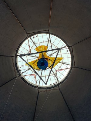 Kirchenfenster mit Auge Gottes Kirchenfenster mit Auge Gottes