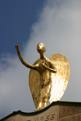 Verkündender Engel in Gold