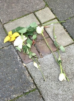 Stolperstein mit Blumen Stolperstein mit Blumen